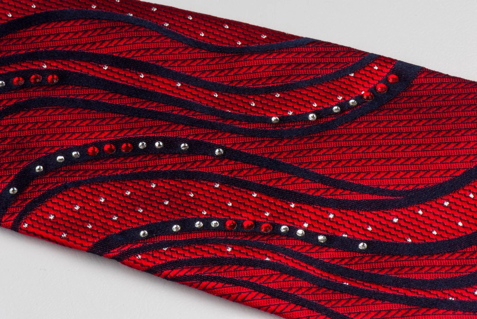 Roberta di Camerino Men's Rhinestone Silk Neck Tie Black Waves On Deep Red